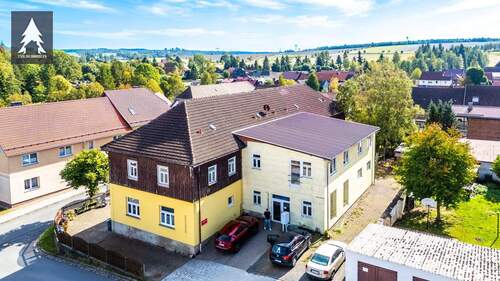 Luftaufnahme - Ehemaliges Schulgebäude mit Geschichte - zehn barrierefreie Wohnungen und attraktivem Entwicklungspotenzial