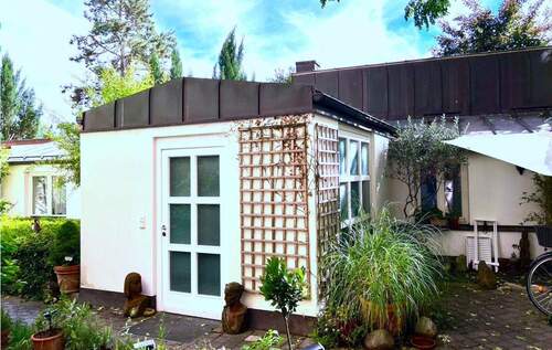 Aussenansicht Eingangsbereich und Terrasse - Traumhafte Wohnung mit Haus-Charakter in Pasing