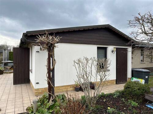 Bungalow - Freizeit-Gartengrundstück mit Pool, Bungalow und Carport. - An den Lehden in 04860 Torgau -