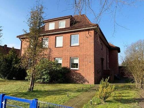 Hausansicht: Straßenseite - Frisch renovierte 3-Zimmer-Wohnung im 1. OG in Klinik-Nähe