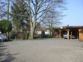 Hof und Parkplätze - 