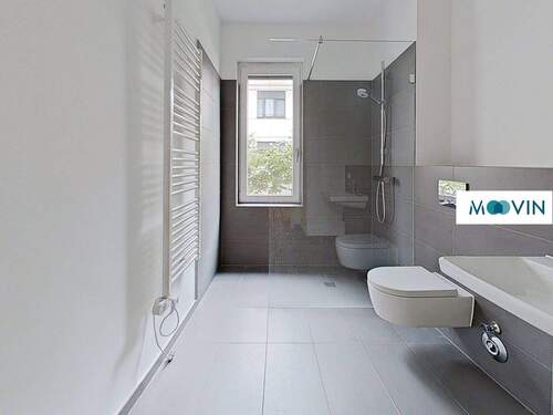 Modernes Tageslichtbadezimmer mit Walk-In Dusche - 