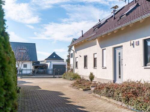 Einfahrt - 8 Zimmer Einfamilienhaus zum Kaufen in Leipzig