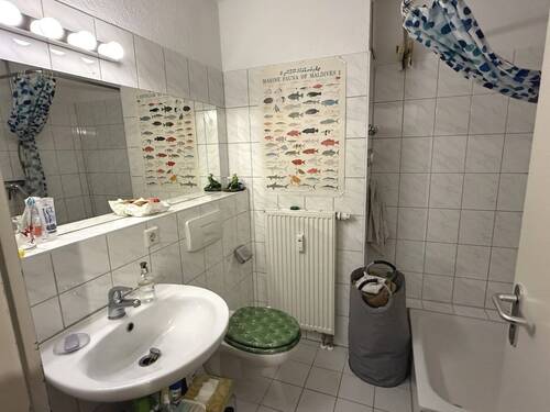 Gefliestes Duschbad mit Waschmaschine - 