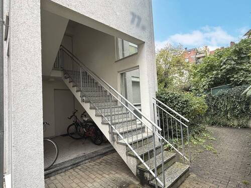 Eingang im Erdgeschoss mit Fahrradstellplatz - 