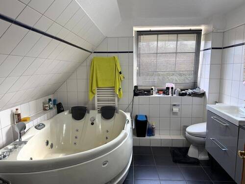 Vollbad mit sep. Dusche im DG - 