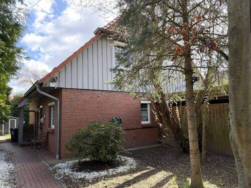 Vorderansicht - Attraktives Einfamilienhaus mit Süd- Terrasse und Doppelcarport in ruhiger gefragter Ortslage
