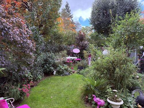 Wunderschöner Südgarten - Reserviert! Helle 2,5-Zi-Gartenwohnung mit Hobbyraum & 2 Stellplätzen in Bubenreuth