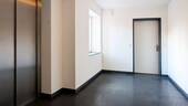 Hausflur mit Wohnungseingang - 
