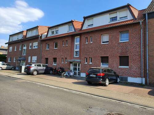 Objektfront - Hübsche 2-Zimmerwohnung mit Balkon und Stellplatz sucht nette Mieter*innen!