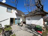 Rückansicht mit Terrasse und Nebengebäude - 