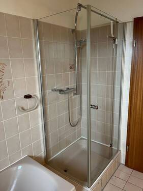 Bad mit Dusche, - 