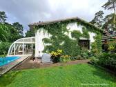 Schöner Vorgarten - Großzügiger Bungalow mit Wintergarten & Pool im Gartenparadies