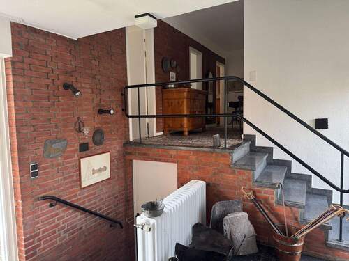 Vom Eingang in Schlafbereich und Keller - 