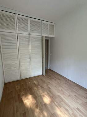 Einbauschrank in Schlafzimmer klein - 