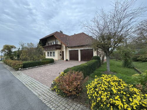 Außenansicht Garage - 8 Zimmer Einfamilienhaus zum Kaufen in Grünsfeld