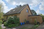 Außenansicht Vorderseite - Volksbank Immobilien: Zweifamilienhaus mit herrlichem Garten im schönen Lunestedt