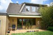 Rückseite mit Terrasse - 5 Zimmer Mehrfamilienhaus, Wohnhaus in Beverstedt