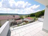 Balkon mit Ausblick - Neuwertige 3-Zimmer-OG-Wohnung mit EBK, Aufzug u. TG-Stellplätzen in traumhafter Lage
