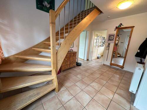 Flur/Treppe in das DG - 