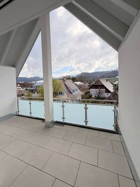 Loggia - Dachgeschosswohnung mit 4 - Zimmern und Loggia - Hohe Decken mit wunderschöner Aussicht