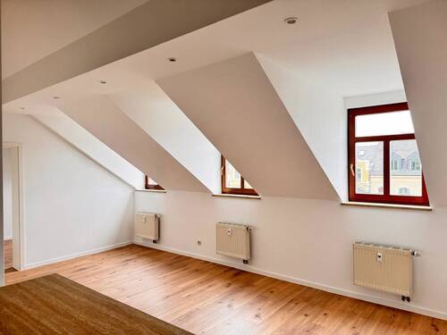 Wohnzimmer - +++1 Monat Kaltmietfrei! RENOVIERTE DACHGESCHOSSWOHNUNG mit EINBAUKÜCHE+++