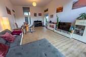 Wohnzimmer im OG - 6 Zimmer Einfamilienhaus in Hamburg
