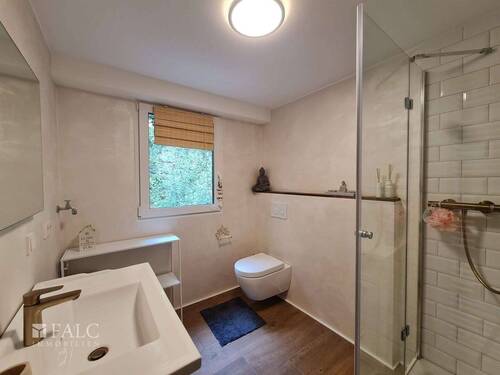 Bad mit Dusche. - 