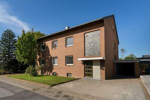 Hausansicht - Mehrfamilienhaus mit großem Garten, Garage und Gewerbeeinheit