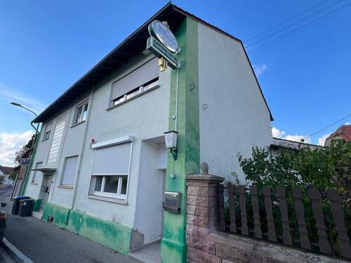 Hausansicht - 7 Zimmer Mehrfamilienhaus, Wohnhaus zum Kaufen in Becherbach