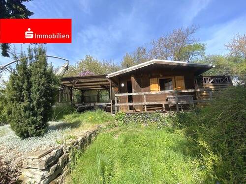 Ansicht Holzbungalow mit überdachter Terrasse und Sitzbereich - ** Freizeitgrundstück mit Gartenhaus am Südhang **