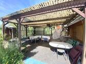 Ansicht der überdachten Terrasse mit Sitzbereich - 