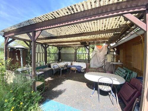 Ansicht der überdachten Terrasse mit Sitzbereich - 