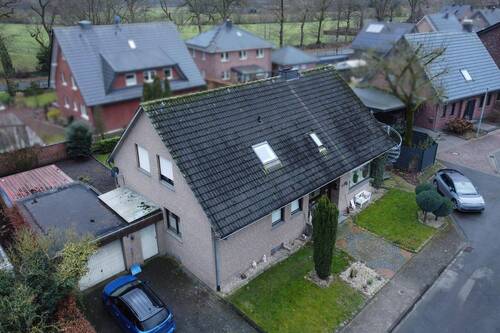 Straßenansicht links - 7 Zimmer Einfamilienhaus in Wettringen