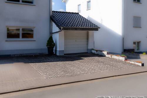 Garage und Stellplatz - 