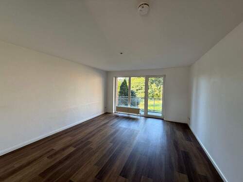 Wohnzimmer mit Balkon - Geräumige 2-Zimmer Wohnung mit Balkon