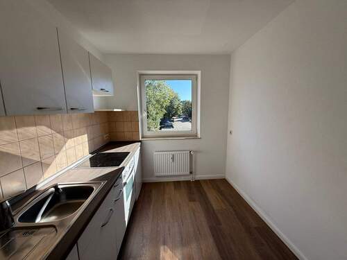 Helle Küche mit Fenster - 