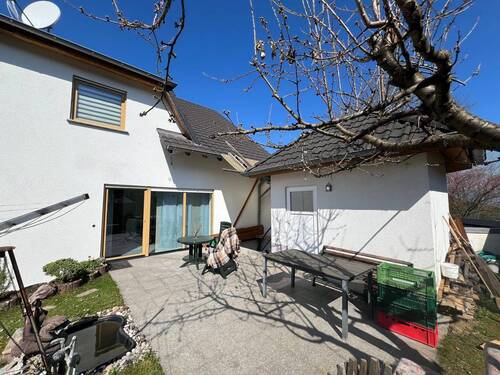 Rückansicht mit Terrasse und Nebengebäude - 