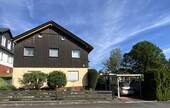 Hauseingangsseite selbstgenutzte Wohnung - 1 Zimmer Mehrfamilienhaus, Wohnhaus zum Kaufen in Leun