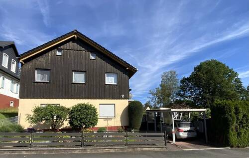 Hauseingangsseite selbstgenutzte Wohnung - 1 Zimmer Mehrfamilienhaus, Wohnhaus zum Kaufen in Leun