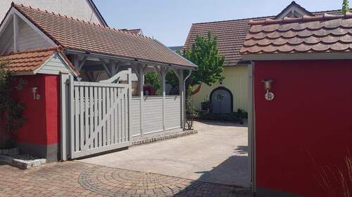 Blick Einfahrt und Carport - 