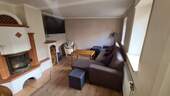 Blick Wohnzimmer mit Kachelofen EG im Haupthaus - 