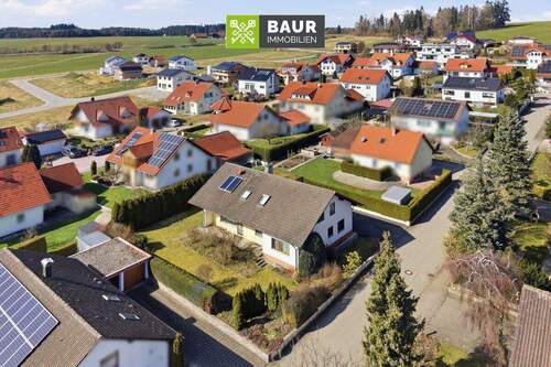 Luftbild - 9 Zimmer Mehrfamilienhaus, Wohnhaus zum Kaufen in Ellwangen