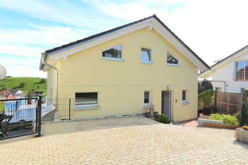Hausansicht Straße - Einfamilienhaus mit 196,30 m² in Daisendorf zum Kaufen