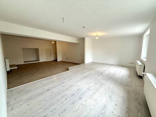 Blick in den offenen Wohn- und Essbereich - Stilvolle 2,5-Zimmer-Wohnung - frisch renoviert & sofort bezugsfrei!