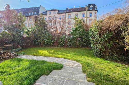 Blick in den Garten - 2 Zimmer Mehrfamilienhaus, Wohnhaus zum Kaufen in Offenbach am Main