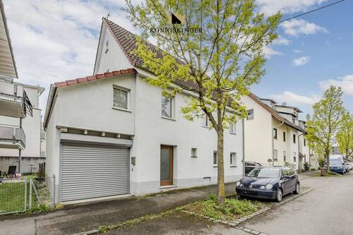 Straßenansicht mit angebauter Garage - 