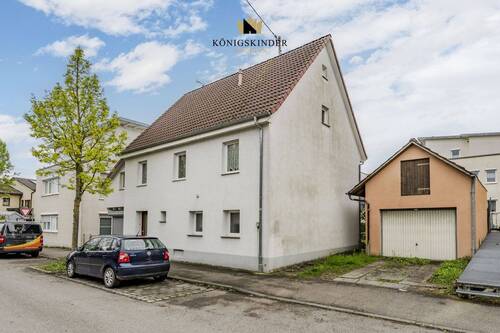 Straßenansicht und separate Garage - 