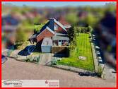 Blick auf die Garage, den Stellplatz und Anbau - 4 Zimmer Doppelhaushälfte in Emden
