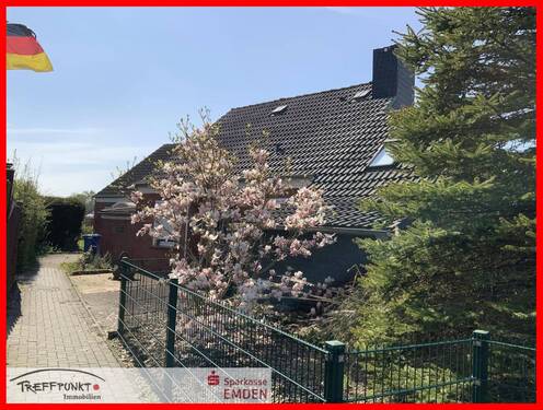 Vorderansicht mit Zuwegung zum Haus - 